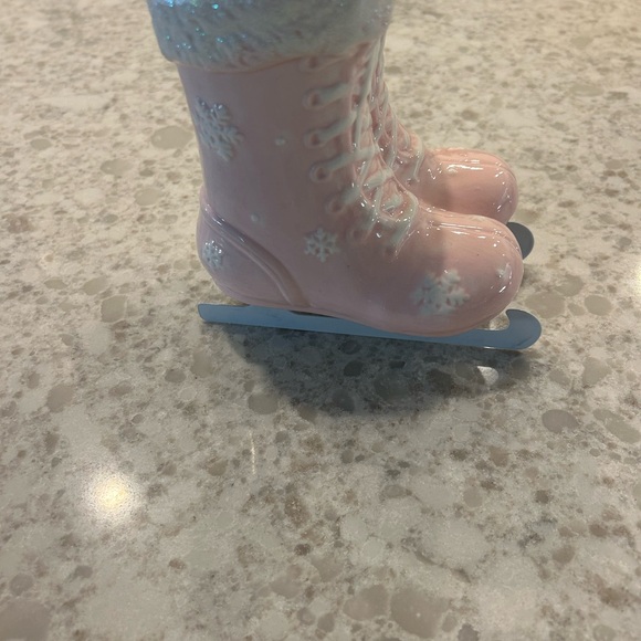 “New” Goodies Pink Ice Skates Candle 13.5 oz -Winter Waltz - Picture 3 of 5